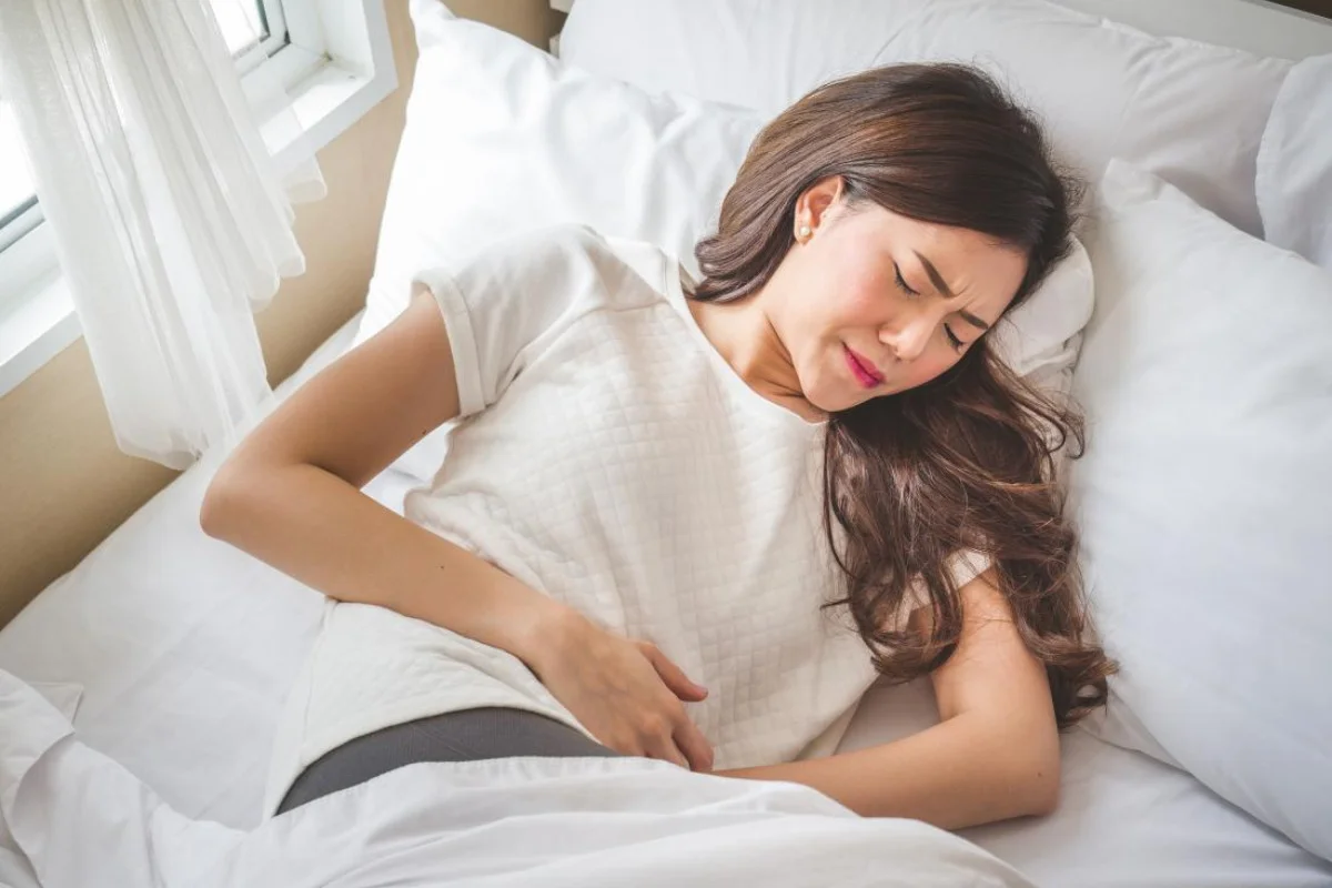 Sử dụng tinh dầu hoa anh thảo quá liều có thể gây đau bụng