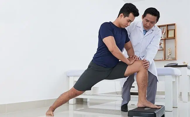 thực hiện vật lý trị liệu giúp phục hồi sau chấn thương